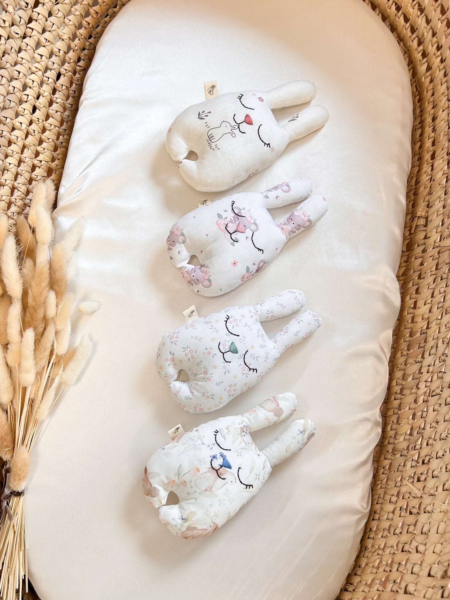 Jucărie senzorială bebeluș – Iepurașul „Iepurași delicați" handmade