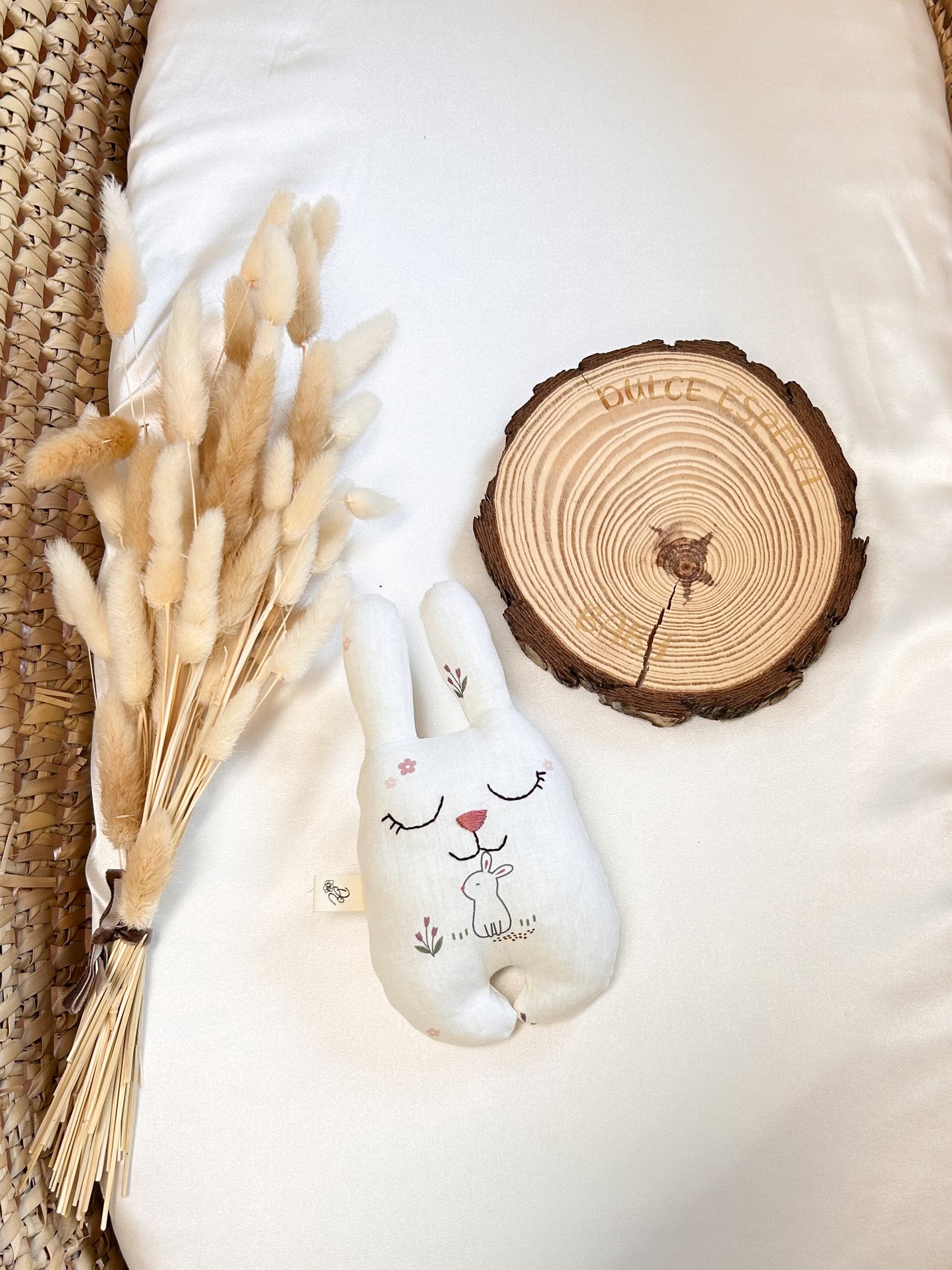Jucărie senzorială bebeluș – Iepurașul „Iepurași" handmade
