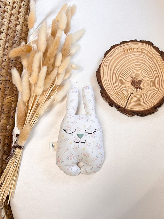 Jucărie senzorială bebeluș – Iepurașul „Flori delicate" handmade