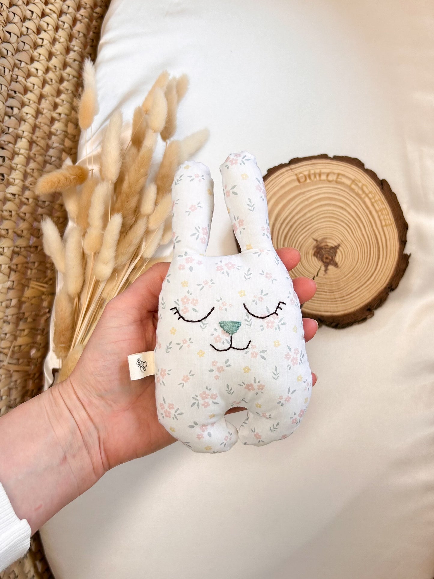 Jucărie senzorială bebeluș – Iepurașul „Flori delicate" handmade