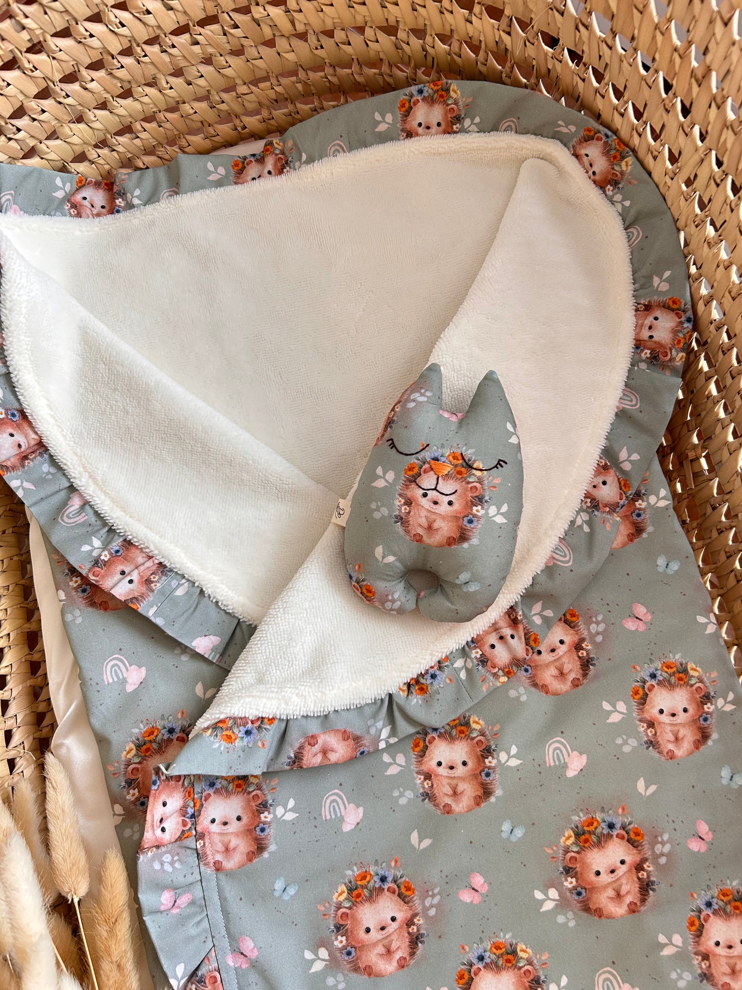 Jucărie senzorială bebeluș – Pisicuța „Ariciul și florile" handmade