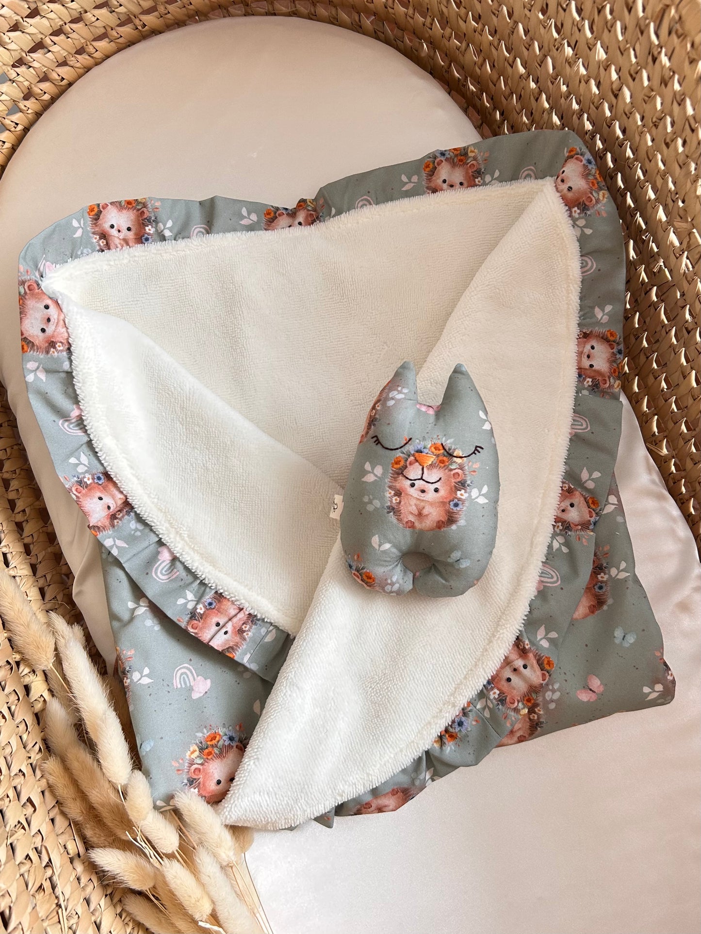 Jucărie senzorială bebeluș – Pisicuța „Ariciul și florile" handmade