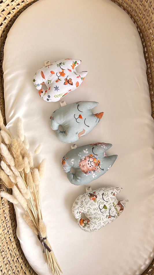 Jucărie senzorială bebeluș – Pisicuța „Ariciul și florile" handmade