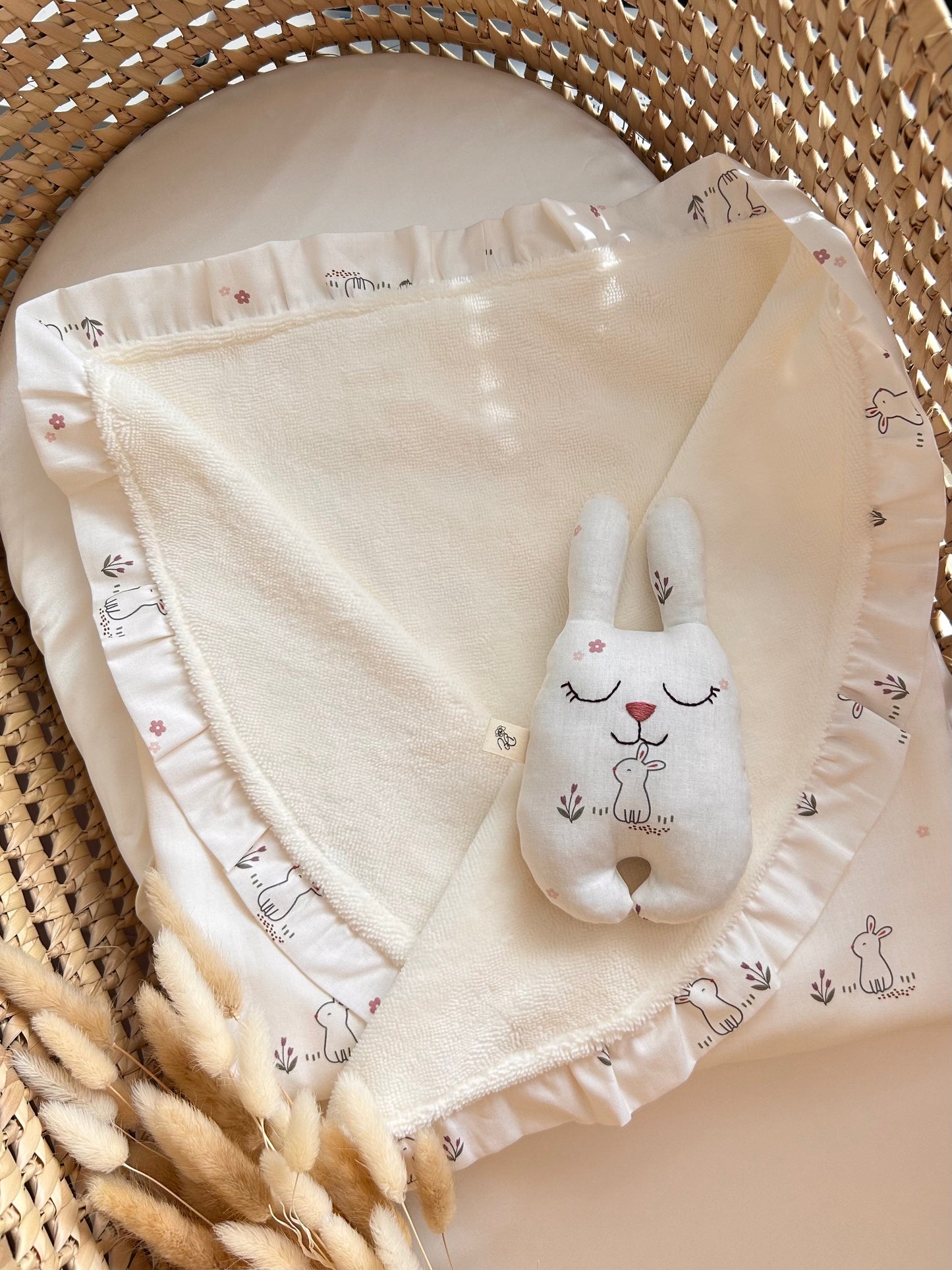 Jucărie senzorială bebeluș – Iepurașul „Iepurași" handmade